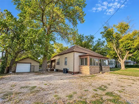 Exterior - 315 E Washington St, Cuba, MO 65453 photo 9 of 10