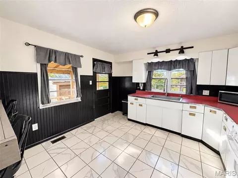 Kitchen - 315 E Washington St, Cuba, MO 65453 photo 3 of 4