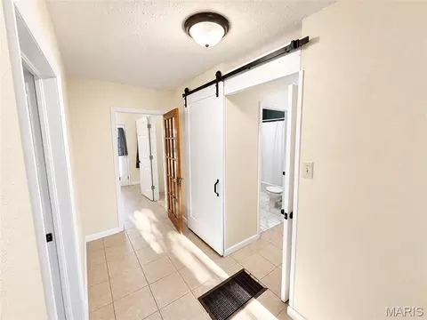 Entry Way - 315 E Washington St, Cuba, MO 65453 photo 2 of 2