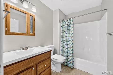 Bath - 1216 Shingle Oak Ct, Troy, MO 63379 photo 2 of 3