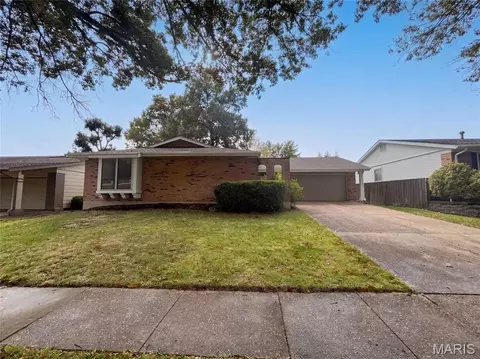 742 Foxwick Dr, Ballwin, MO 63011