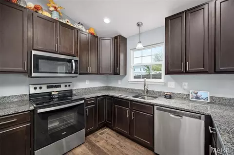 Kitchen - 353 Dry Fork Xing, Warrenton, MO 63383 photo 2 of 2
