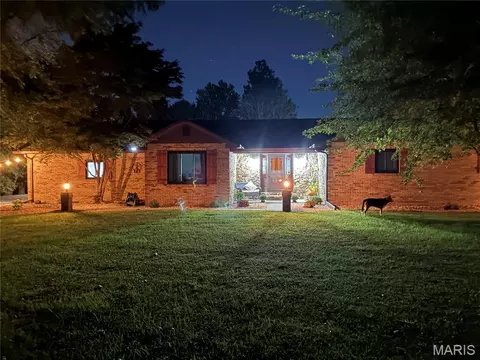 2001 Tiffany Ln, Belleville, IL 62223