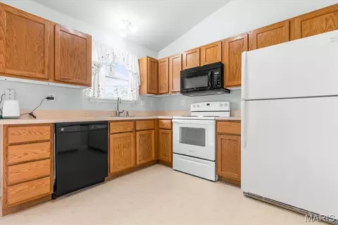 Kitchen - 28 Aster Dr, Wright City, MO 63390 photo 2 of 2