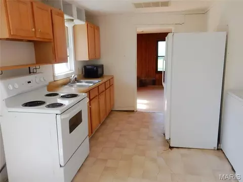Kitchen - 1503 Monroe St, Fulton, MO 65251 photo 2 of 2