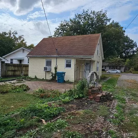Exterior - 6 N Smith St, Smithton, IL 62285 photo 3 of 3