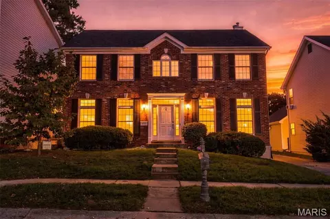 852 Lionsgate Dr, University City, MO 63130