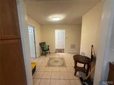 Entry Way - 2707 N Service Rd, Saint Clair, MO 63077 photo 2 of 4