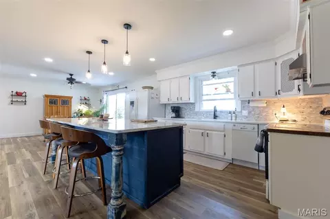 Kitchen - 2017 Valley View Rd, Mexico, MO 65265 photo 4 of 8