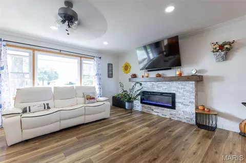 Living - 2017 Valley View Rd, Mexico, MO 65265 photo 2 of 2