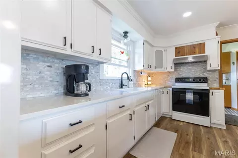 Kitchen - 2017 Valley View Rd, Mexico, MO 65265 photo 5 of 8