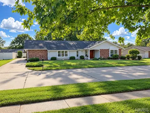485 Brightspur Ln, Ballwin, MO 63011