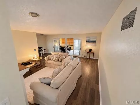 Living - 406 Washington St, Malden, MO 63863 photo 1 of 2