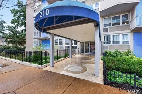 210 N 17th St #805, Saint Louis, MO 63103