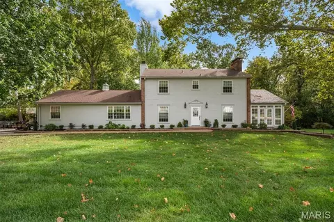 2 Ranch Ln, Des Peres, MO 63131