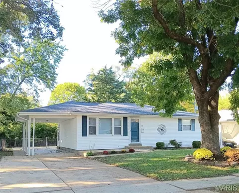 23 Manor Dr, Florissant, MO 63031