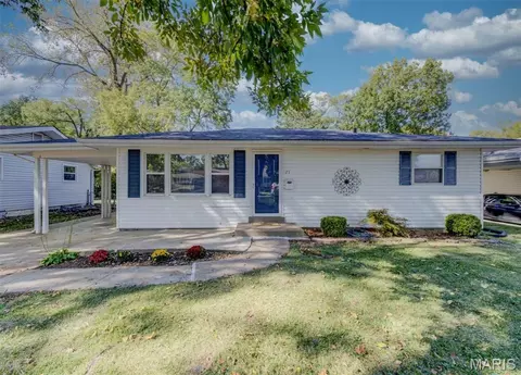 23 Manor Dr, Florissant, MO 63031