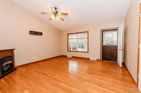 Living - 11550 Cherry Rd, Dixon, MO 65459 photo 4 of 5