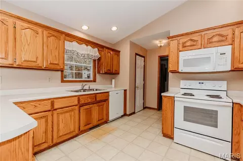 Kitchen - 11550 Cherry Rd, Dixon, MO 65459 photo 2 of 5
