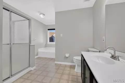 Bath - 567 Brook Meadow Dr, Ballwin, MO 63021 photo 3 of 6
