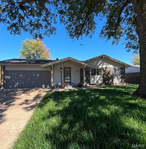3092 Wintergreen Dr, Florissant, MO 63033