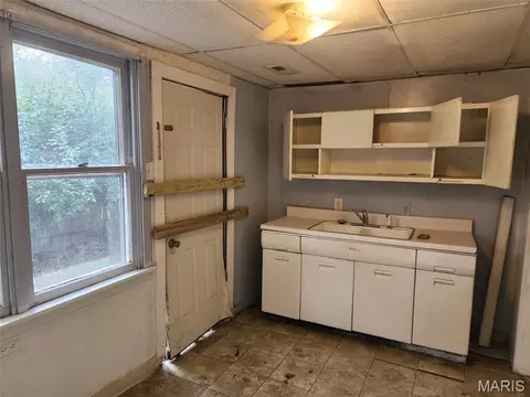 Entry Way - 1805 Grace St, Hannibal, MO 63401 photo 2 of 2
