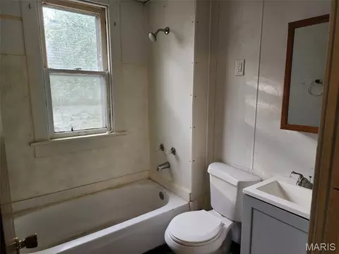 Bath - 1805 Grace St, Hannibal, MO 63401 photo 1 of 2