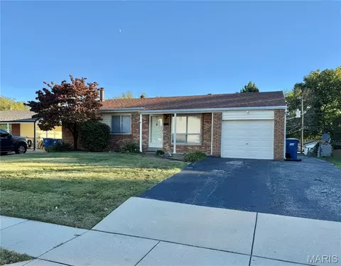 11716 Hollycrest Dr, Maryland Heights, MO 63043