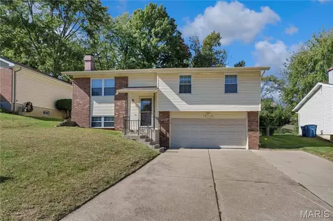 1371 Mckelvey Rd, Maryland Heights, MO 63043