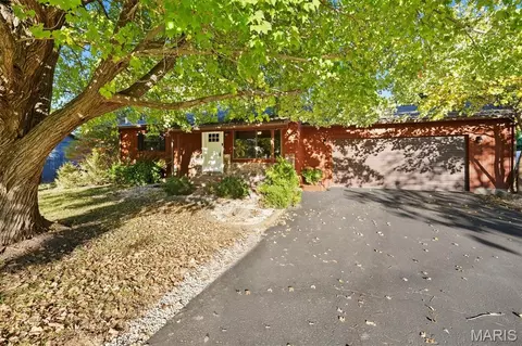 64 Carnation Dr, Collinsville, IL 62234