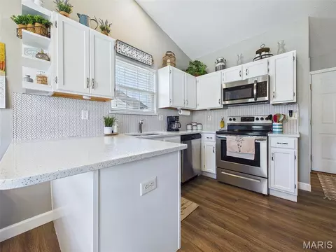Kitchen - 115 Shadowbrooke, Troy, IL 62294 photo 2 of 2