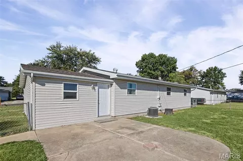 Exterior - 215 Avalon St, Brighton, IL 62012 photo 2 of 4