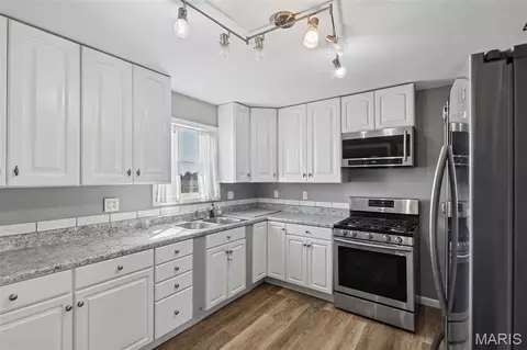 Kitchen - 215 Avalon St, Brighton, IL 62012 photo 1 of 4