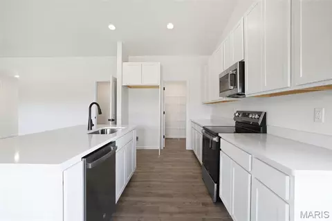 Kitchen - 354 Olympic Dr, Pacific, MO 63069 photo 2 of 2