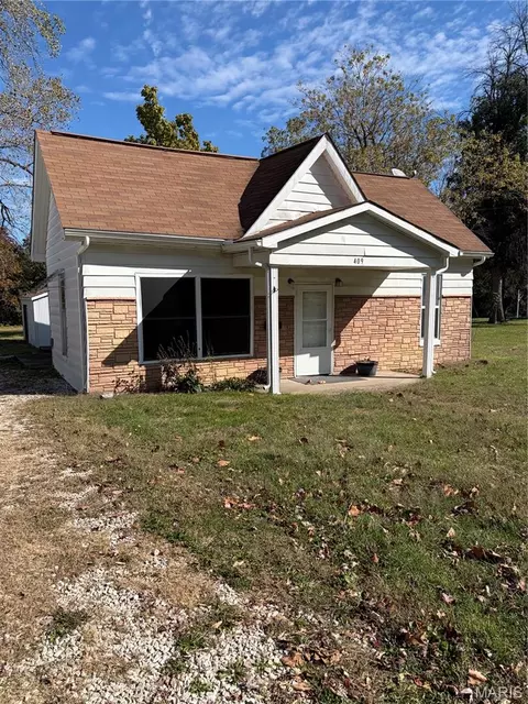 409 E Champ Clark Dr, Bowling Green, MO 63334