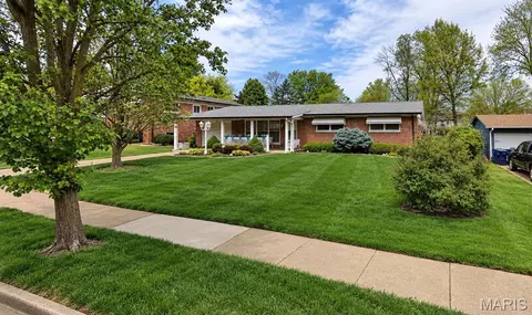 615 Fox Creek Ct, Crestwood, MO 63126