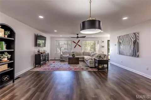 Living - 302 Moore St, Dexter, MO 63841 photo 2 of 4