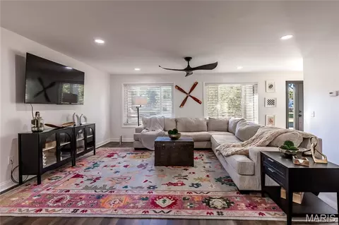 Living - 302 Moore St, Dexter, MO 63841 photo 3 of 4
