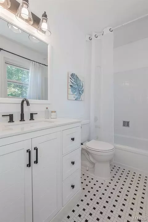 Bath - 434 Paula Vale Ct, Ballwin, MO 63021 photo 5 of 6