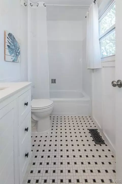 Bath - 434 Paula Vale Ct, Ballwin, MO 63021 photo 6 of 6