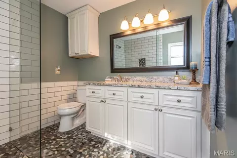Bath - 434 Paula Vale Ct, Ballwin, MO 63021 photo 2 of 6