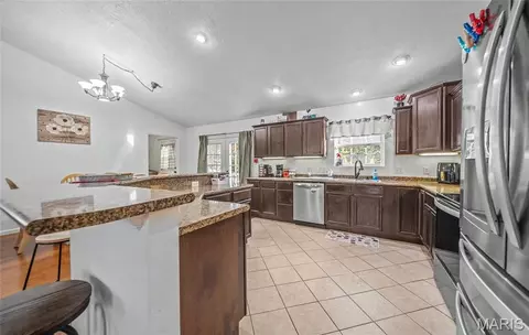 Kitchen - 14137 Tabernacle Ln, Saint Robert, MO 65584 photo 2 of 2