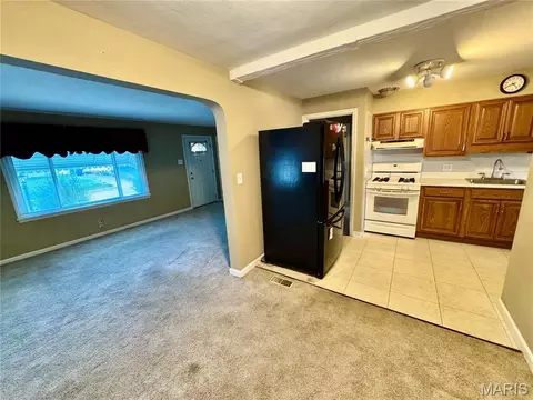 Living - 9633 Echo Ln, Overland, MO 63114 photo 2 of 3