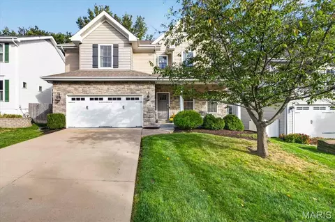 926 Twin Pine Dr, Des Peres, MO 63131