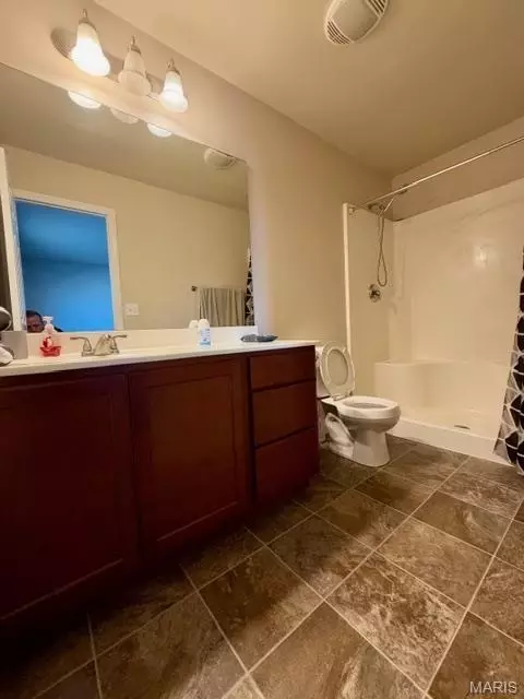 Bath - 272 Equestrian Dr, Winfield, MO 63389 photo 1 of 4