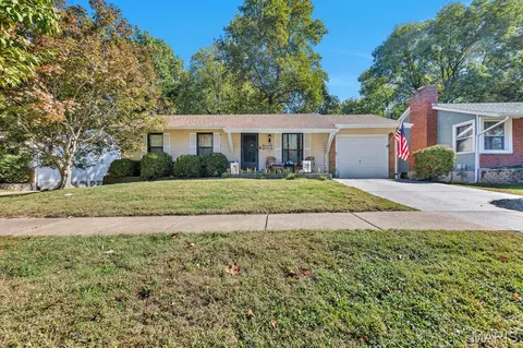 2448 Village Glen Ct, Maryland Heights, MO 63043
