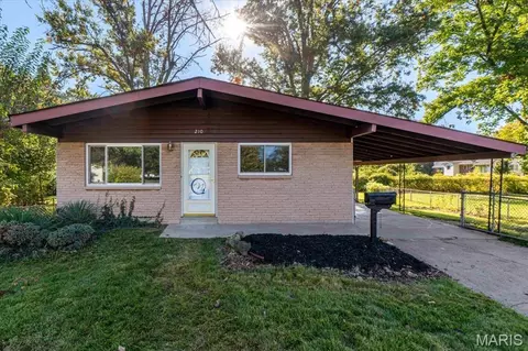 210 Versailles Dr, Florissant, MO 63031