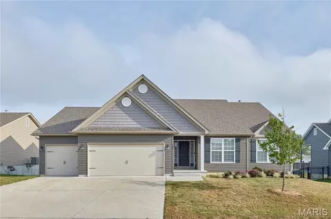 125 Hayfield Dr, Moscow Mills, MO 63362