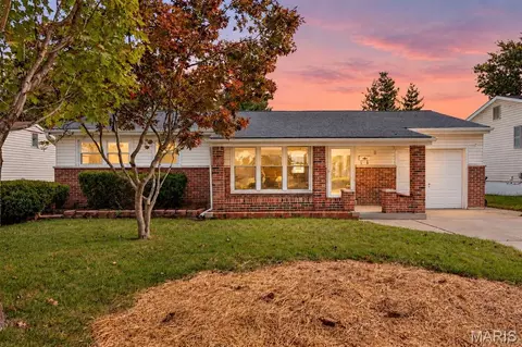 11 Montclair Ct, Florissant, MO 63033