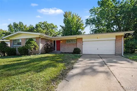 1370 Milbank Dr, Florissant, MO 63031